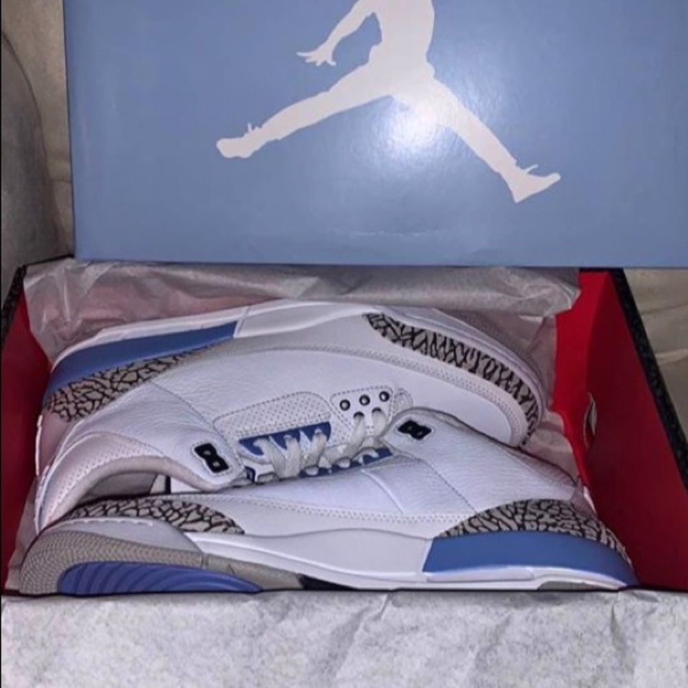 Air Jordan 3s unc